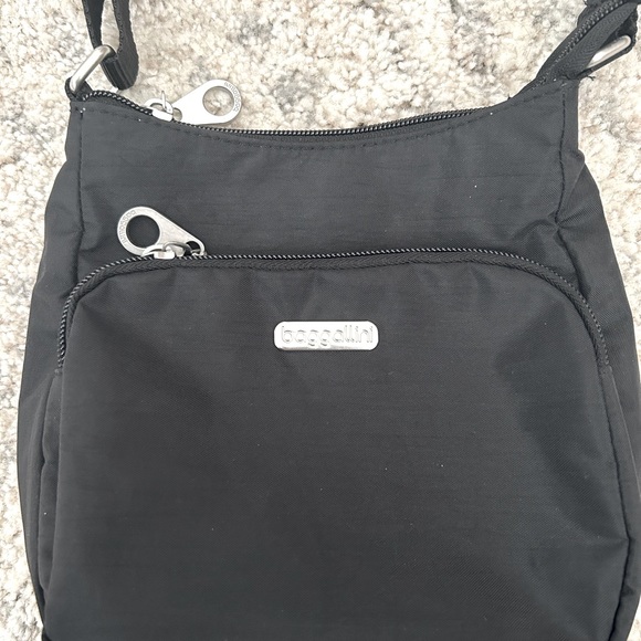 Baggallini Crossbody Joey 8”H 7”L - Picture 1 of 5